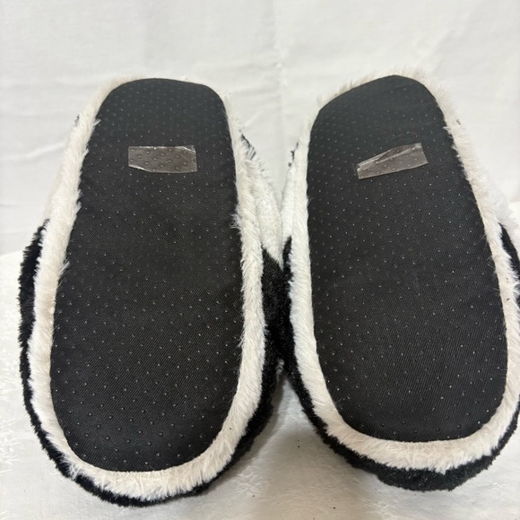 Mululian Unisex Cosy Trendy Big Sneaker Slippers in black & white - Picture 5 of 5